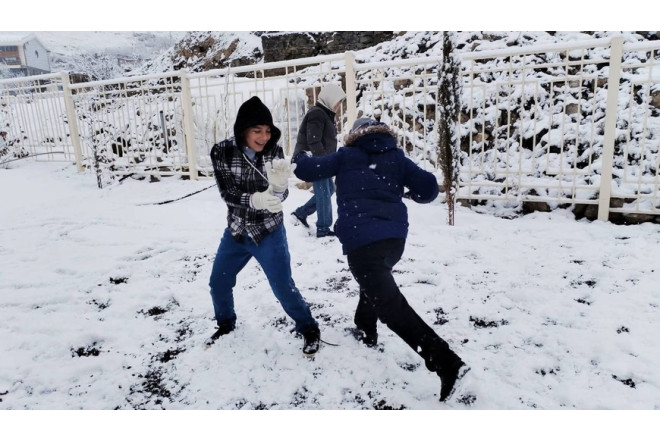 Kəlbəcər məktəblilərinin ilk qar sevinci - GÖRÜNTÜLƏR