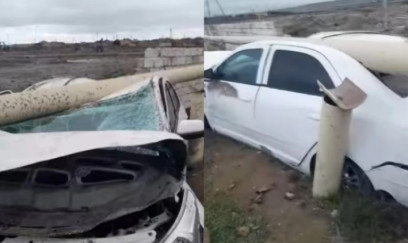 Bakıda minik avtomobili yol kənarındakı maneəyə çırpıldı 
