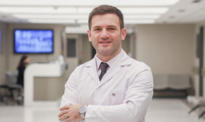 Daha bir plastik cərrahın səhvi: Əməkdar artistin bədəni çürüyür