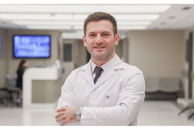 Daha bir plastik cərrahın səhvi: Əməkdar artistin bədəni çürüyür