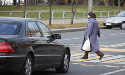 63 yaşlı qadını maşın vurub öldürüb 