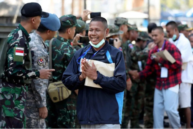 Tayland əsir düşən 18 hərbçini təhvil verib 