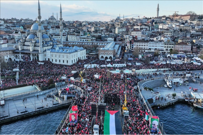 Türkiyədə Fələstinə dəstək üçün minlərlə şəxs Qalata körpüsündə toplaşıb 