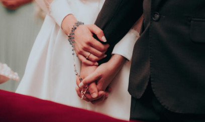 Boşanmış qadınla evlənən bəyin onun qızına jesti DİQQƏT ÇƏKDİ - VİDEO