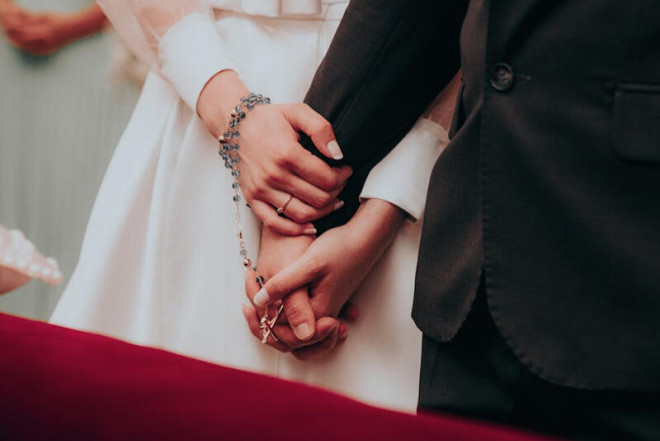 Boşanmış qadınla evlənən bəyin onun qızına jesti DİQQƏT ÇƏKDİ - VİDEO