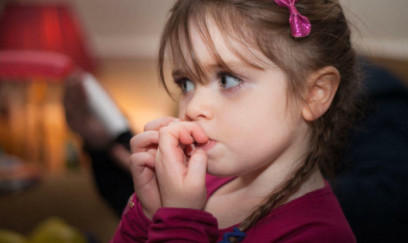 Uşaqlarda dırnaq yemə vərdişi: Səbəblər və həll yolları 