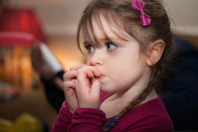 Uşaqlarda dırnaq yemə vərdişi: Səbəblər və həll yolları 