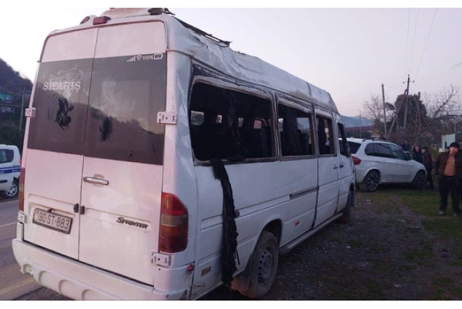 Astarada mikroavtobus aşıb 