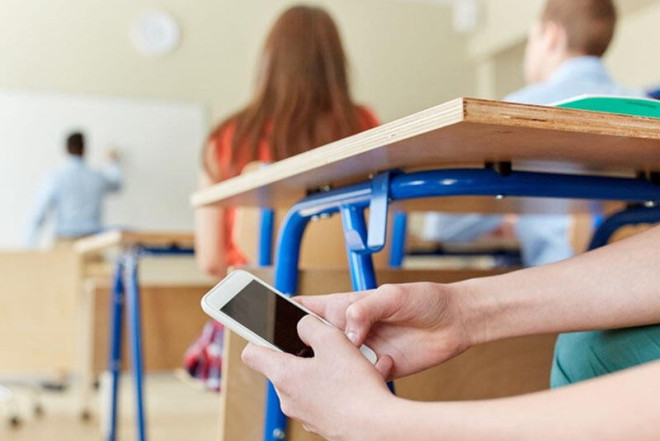 Fransada 15 yaşından kiçiklərə sosial şəbəkə qadağası 