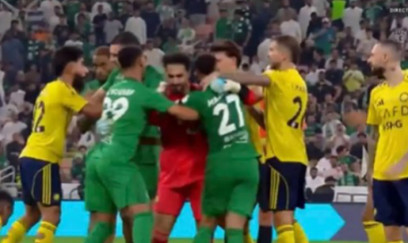 Ulduz futbolçuya şillə vurdular, ara qarışdı - VIDEO