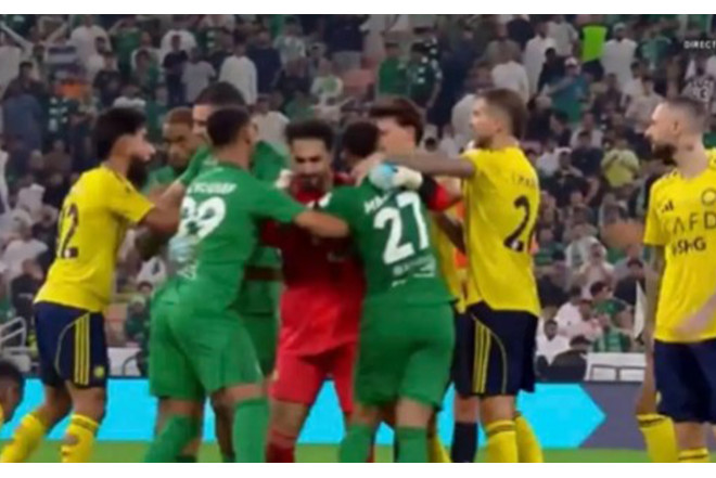 Ulduz futbolçuya şillə vurdular, ara qarışdı - VIDEO