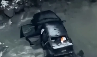 Buzlu yolda sürüşən avtomobil çaya aşdı 