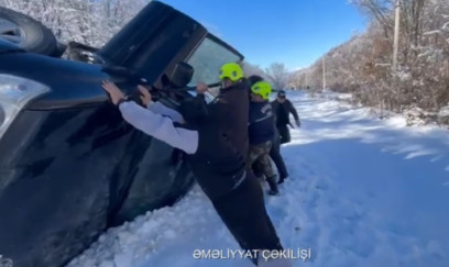 Aşan maşından köməksiz qalanları belə çıxardılar - VİDEO