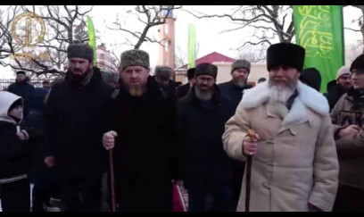 Kadırov əsa ilə gəzir - FOTO