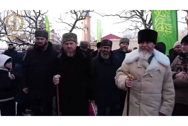 Kadırov əsa ilə gəzir - FOTO