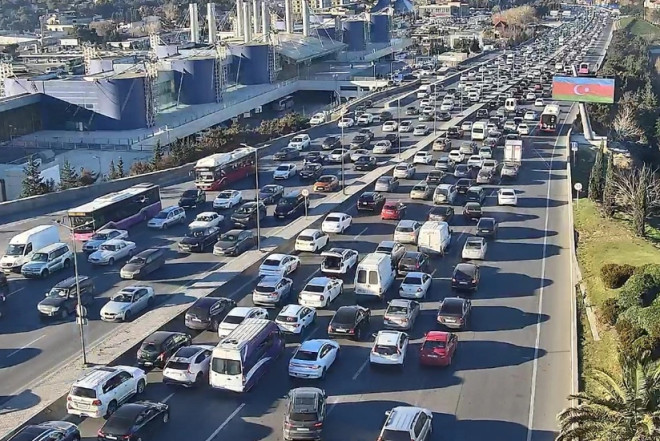 Bakının bir sıra yollarında sıxlıq VAR