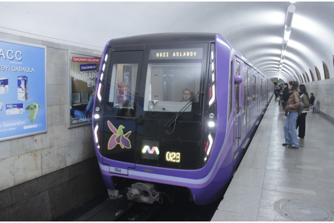 “Nərimanov” stansiyasında sərnişin qatar relsinə düşüb 