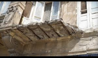 İnşaatçılar küçəsində binanın eyvanı uçdu