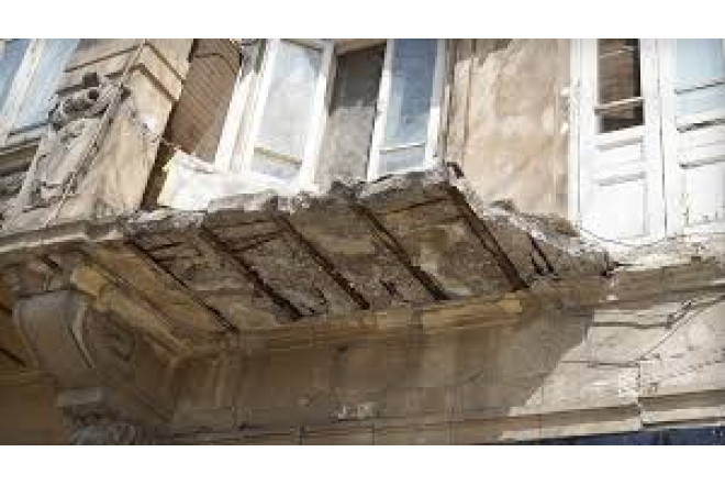 İnşaatçılar küçəsində binanın eyvanı uçdu