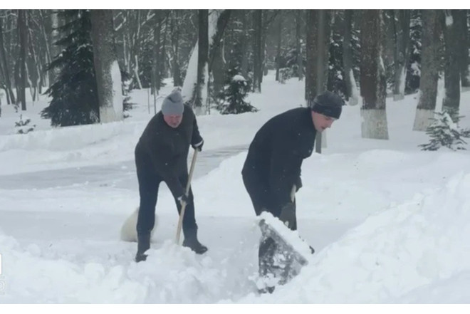 Lukaşenko həyətində qar təmizlədi - VİDEO