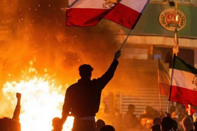 KİV: Silahlı qruplaşmalar İranda dinc sakinləri və polisləri atəşə tuturlar 