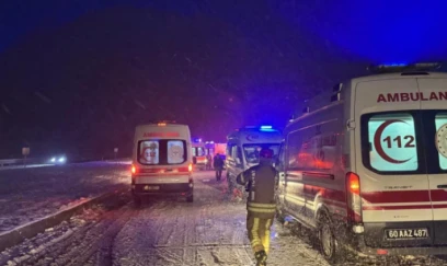 Türkiyədə avtobus TIR-a çırpılıb 