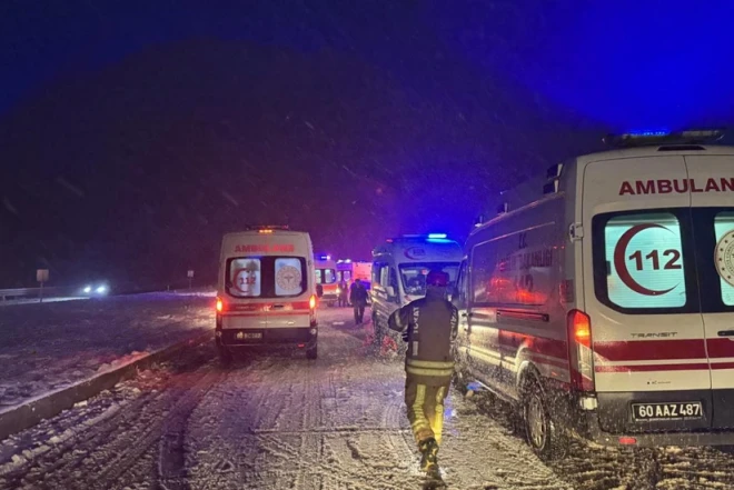 Türkiyədə avtobus TIR-a çırpılıb 