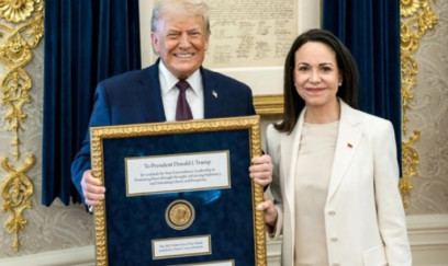 Öz Nobel Sülh Mükafatı medalını Trampa verdi 