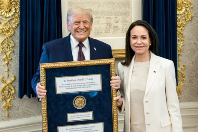 Öz Nobel Sülh Mükafatı medalını Trampa verdi 