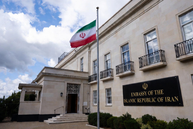 Səfirlikdə bayraq qalmaqalı: İran bayrağını endirən şəxs saxlanıldı