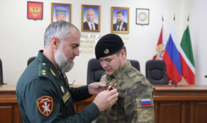 Kadırovun oğlu qəzadan sonra medalla təltif edildi
