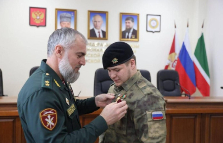 Kadırovun oğlu qəzadan sonra medalla təltif edildi