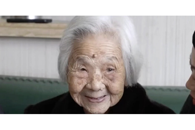 Uzunömürlülüyün sadə sirri: 101 yaşlı qadın hər gecə nə etdiyini açıqladı - FOTO