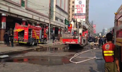 Pakistanda ticarət mərkəzi yanır - 5 ölü, 18 yaralı var - VİDEO