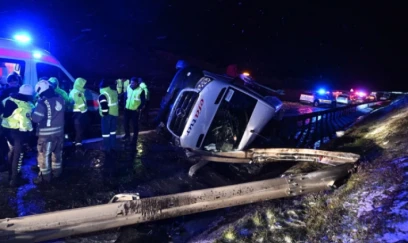 İstanbulda mikroavtobusun aşması nəticəsində 11 nəfər xəsarət alıb 