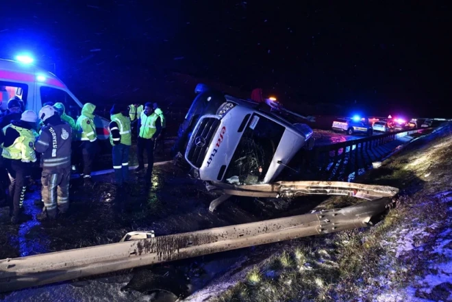 İstanbulda mikroavtobusun aşması nəticəsində 11 nəfər xəsarət alıb 