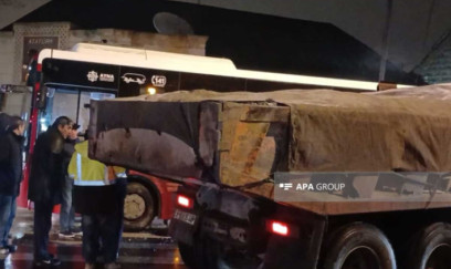Gəncədə sərnişin avtobusu ilə yük maşını toqquşub 