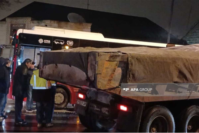 Gəncədə sərnişin avtobusu ilə yük maşını toqquşub 