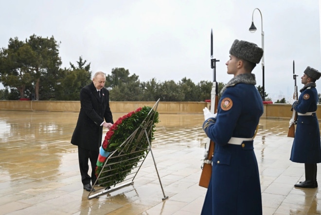 Prezident 20 Yanvar şəhidlərinin xatirəsini yad edib- FOTOLAR