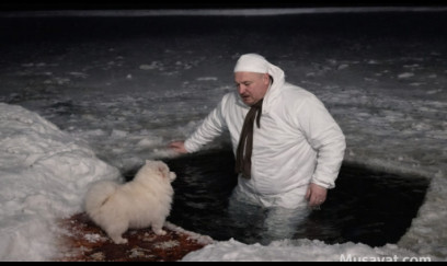 Lukaşenko  şaxtaya meydan oxudu: Xaç suyuna  girdi