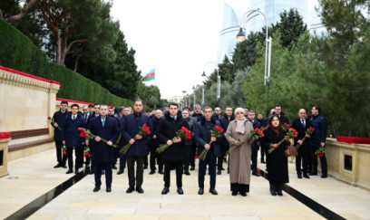 Mədəniyyət Nazirliyinin kollektivi Şəhidlər xiyabanında - FOTOLAR