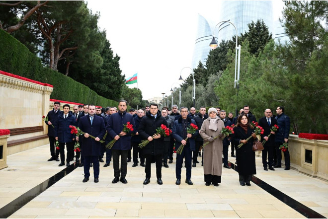 Mədəniyyət Nazirliyinin kollektivi Şəhidlər xiyabanında - FOTOLAR