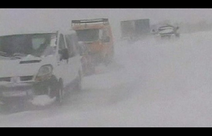 Güclü qar səbəbindən Cəlilabad-Yardımlı yolu bağlandı 