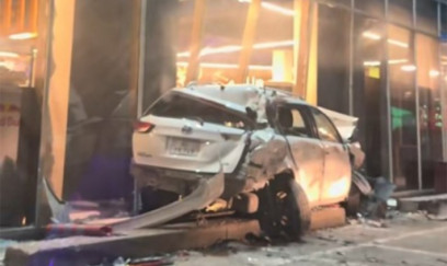 “Toyota” yoldan çıxaraq supermarketə girdi - VİDEO