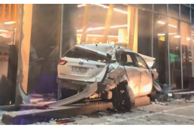 “Toyota” yoldan çıxaraq supermarketə girdi - VİDEO