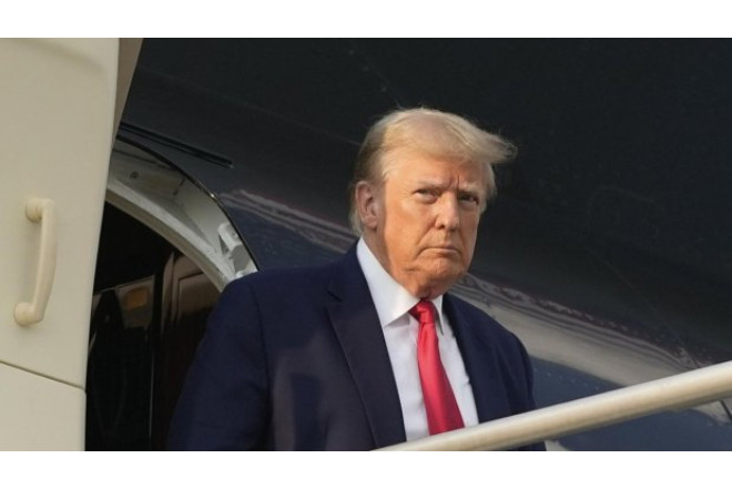 Havada bütün işıqlar söndü - Trampın təyyarəsi geri qayıtdı