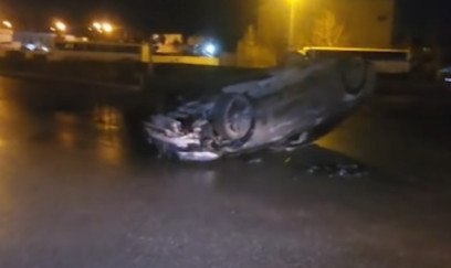 Buzlu yolda sürüşən maşın aşdı - VİDEO