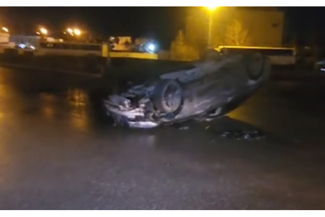 Buzlu yolda sürüşən maşın aşdı - VİDEO