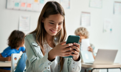 Məktəblərdə müəllimlərə də telefondan istifadə qadağan ediləcək 