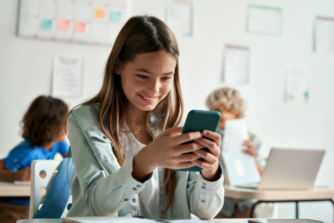 Məktəblərdə müəllimlərə də telefondan istifadə qadağan ediləcək 